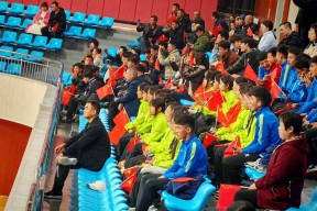 金年会官网-包含球场上掀起紧张气氛，观众席热闹非凡的词条