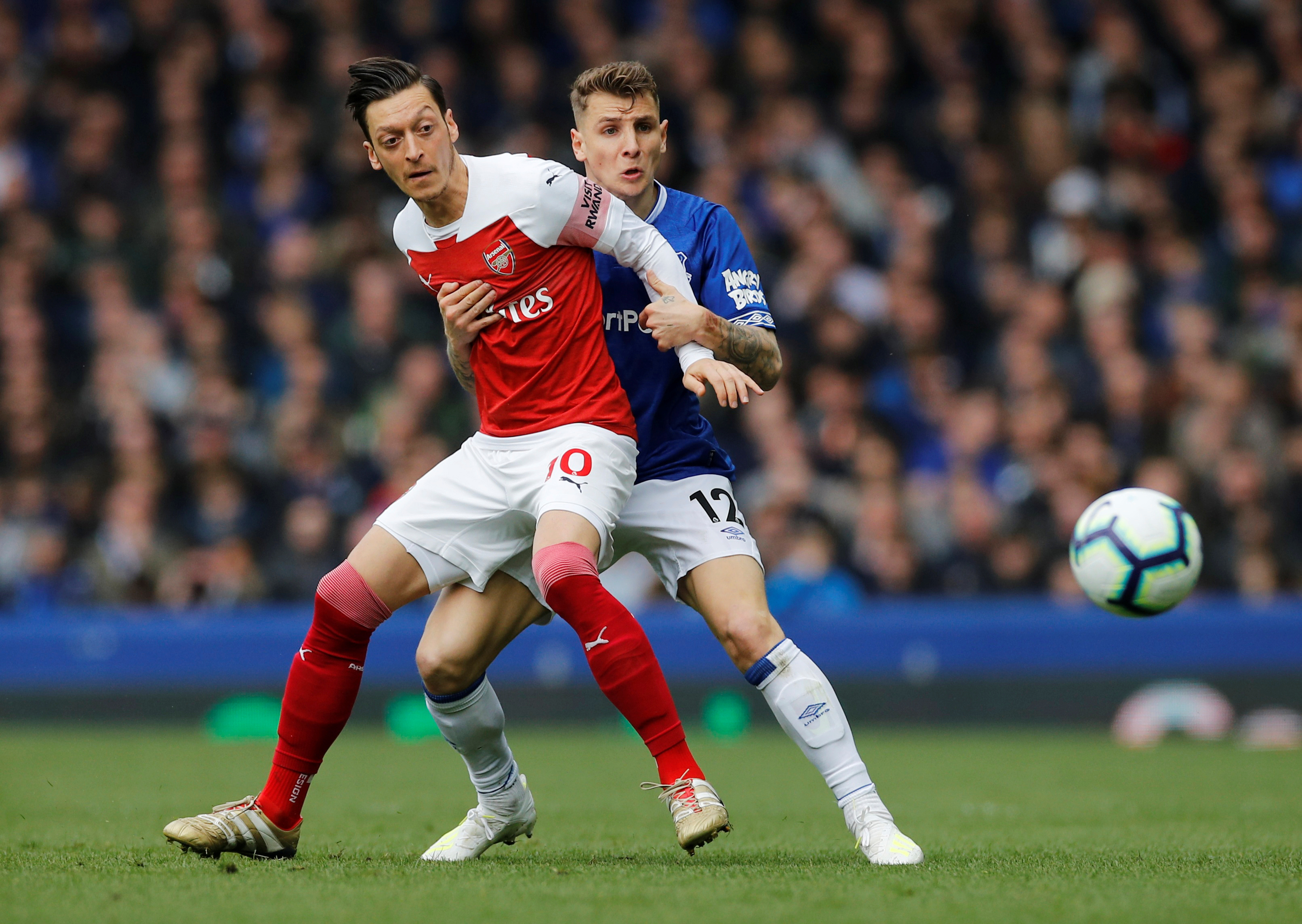 关于阿森纳击败埃弗顿，谁与争锋争夺前四的信息