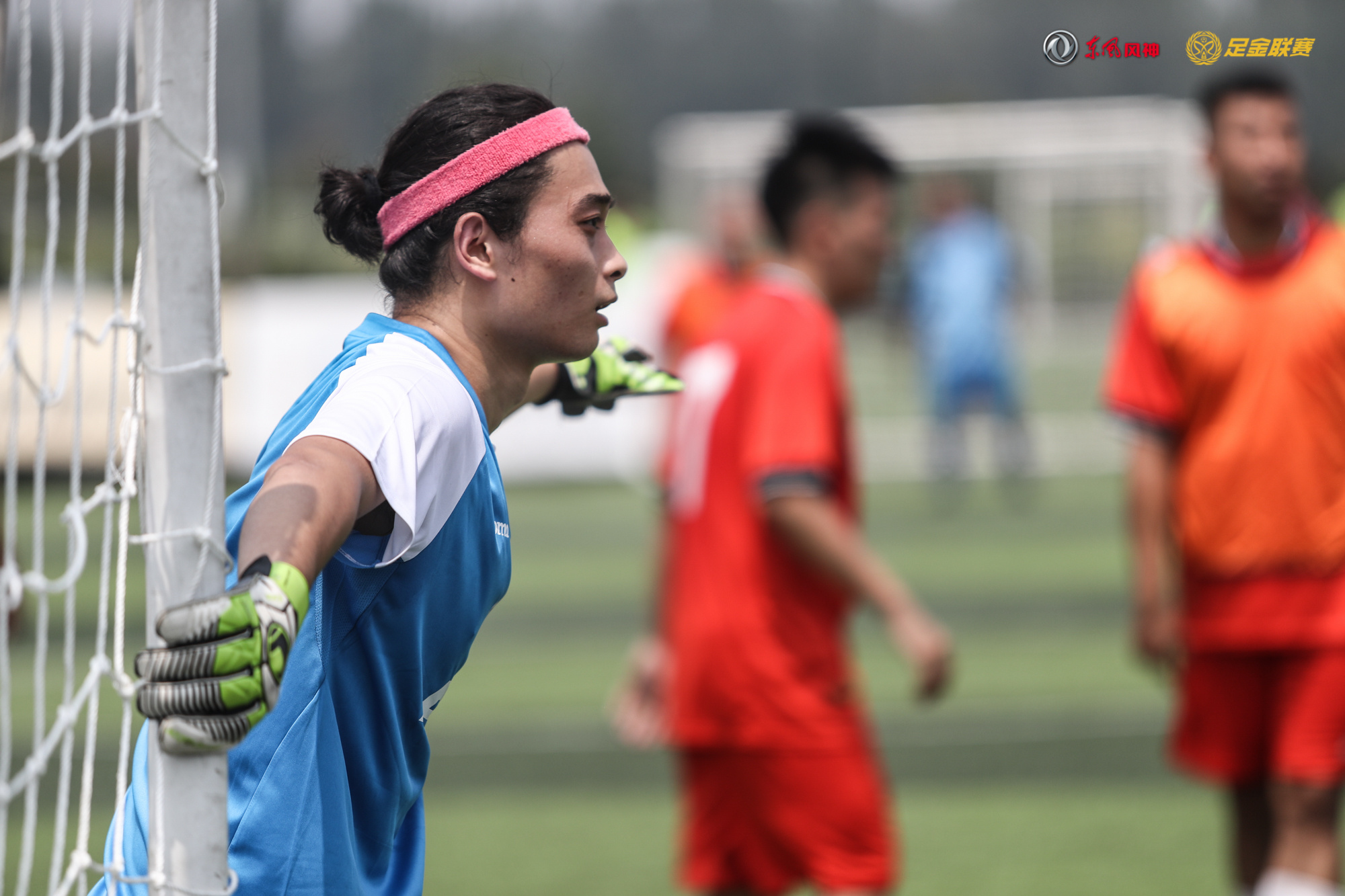 中国足球运动员在赛场上勇猛作战(中国足球运动员不是门捋) 中国足球运动员在赛场上勇猛作战(中国足球运动员不是门捋)